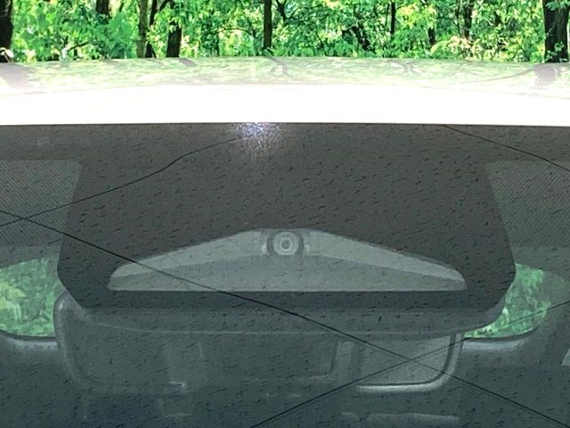 【トヨタセーフティセンス】走行中に前方の車両等を認識し、衝突しそうな時は警報とブレーキで衝突回避と被害軽減をアシスト。より安全にドライブをお楽しみいただけます。