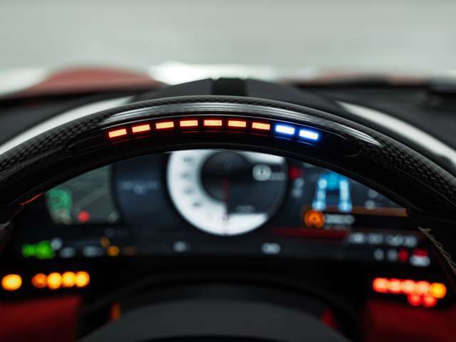 LEDはレブリミットに近づくとシフトアップを促します。また、サーキット走行時、視野をそらさずシフトチェンジを行えます。
