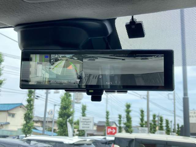 乗員、ヘッドレスト、積載物などでさえぎられがちなルームミラーの後方視界をクリアに保ちます。車室内の状況に関わらず、車両後方にあるカメラの画像をルームミラーに映し出します。