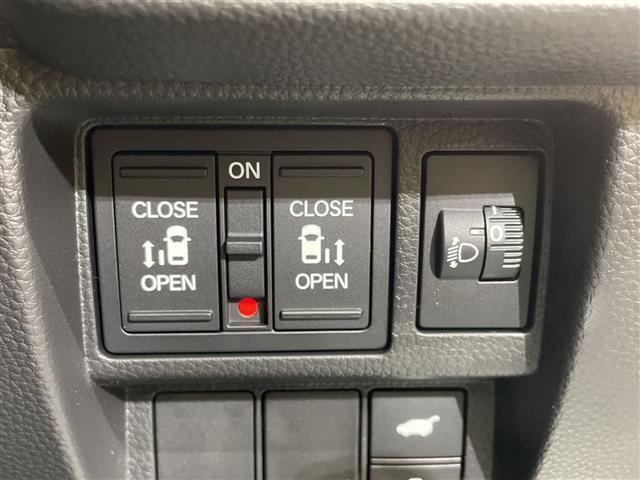 【両側パワースライドドア】小さなお子さまでもボタン一つで乗り降りラクラクです！両手に荷物を抱えている状態でもボタンを押せば自動で開閉するので、お買い物やお出かけの際にはとっても重宝します！