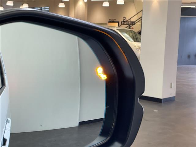 【ブラインドスポットインフォメーション】走行中、斜め後ろに他のクルマを検知すると、その方向のドアミラー鏡面上にマークを表示しお知らせします！危険をいち早く知ることができます。