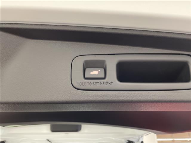 【パワーテールゲート】荷物を抱えた状態でもリアゲートの開閉が可能です！お買い物時やアウトドアの際に役立ちますね。