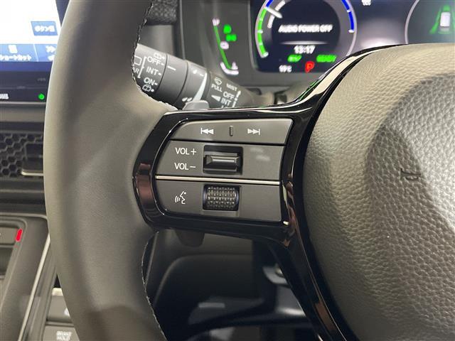 【ステアリングリモコン】手元のボタンから、オーディオやナビなどの操作ができるので、よそ見をせずに安全に運転に集中できます！