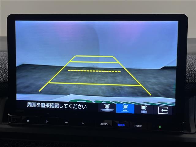 【バックモニター】後ろのカメラの映像をモニターに映し出すことができます！後方の見えない死角や、障害物との距離感をしっかり確認することができます！駐車が苦手な方におすすめです。