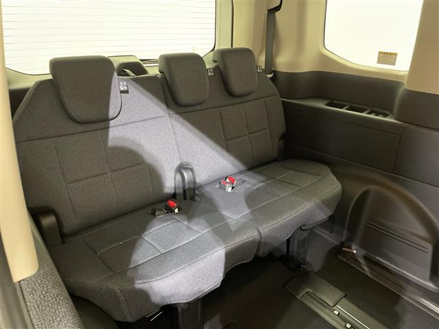 【サードシート】3列目もゆとりがあり居心地よくお過ごしいただけます。掲載箇所以外にご希望の写真がございましたらお気軽にお問い合わせ下さい。フロアマットは汚れが気になる場合は新品のご注文も承ります。