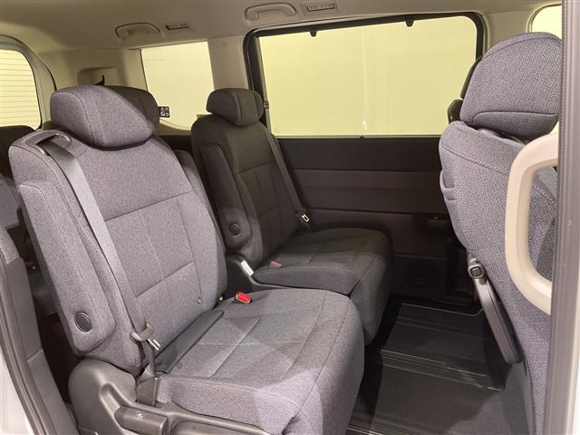 【セカンドシート】2列目もゆったりドライブを楽しめます。掲載箇所以外にご希望の写真がございましたらお気軽にお問い合わせ下さい。フロアマットは汚れが気になる場合は新品のご注文も承ります。