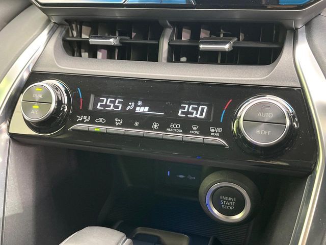 【左右独立型フルオートエアコン】運転席と助手席でそれぞれお好みの温度に設定可能。同乗者にも配慮した、最適な空調をお届け致します。