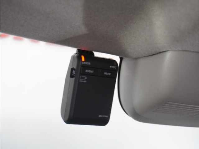 ◆ドライブレコーダー◆映像・音声などを記録する自動車用の装置です。　もしもの事故の際の記録はもちろん、旅行の際の思い出としてドライブの映像を楽しむことができます。