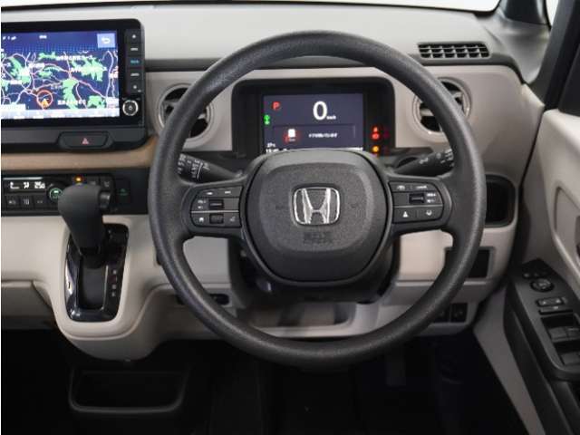 【Honda SENSING】 カメラ等装置で精度の高い検知能力を発揮、安全運転を支援します。ステアリング上のコントローラーに注目！