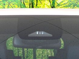 【トヨタセーフティセンス】走行中に前方の車両等を認識し、衝突しそうな時は警報とブレーキで衝突回避と被害軽減をアシスト。より安全にドライブをお楽しみいただけます。