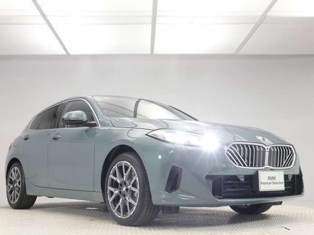 4灯ライト、キドニーグリルそしてエンブレムと、BMWの伝統を現代に引き継いでなお、新しく雄々しいフェイスですね☆