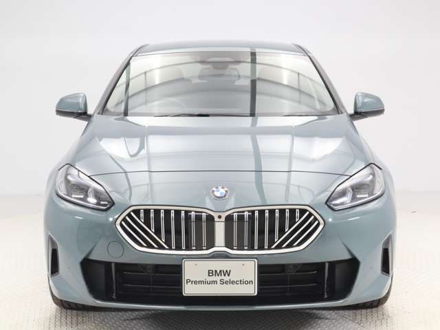 ♪BMWの代名詞といえるキドニー・グリル、一目でそれと分かる精悍な顔立ち。ホフマイスターキンクやキャラクターラインと呼ばれる側面デザインにより前傾姿勢を強調したスタイルは、走りを重視したBMWならでは