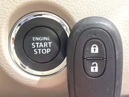【キーレススタートシステム】カバンやポケットに入れたままでもドアの施錠・解錠が可能なスマートキーを装備。エンジンのオン・オフ時もカギを取り出す必要が無いからとっても便利です♪