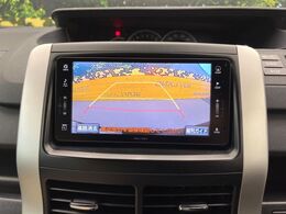 【バックカメラ】駐車時に後方がリアルタイム映像で確認できます。大型商業施設や立体駐車場での駐車時や、夜間のバック時に大活躍！運転スキルに関わらず、今や必須となった装備のひとつです！
