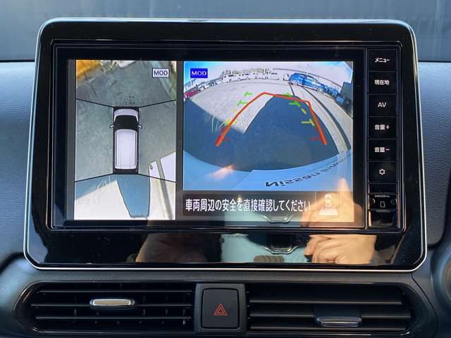 上からまる見え！アラウンドビューモニターの画像です。純正ナビに映してあります。お車を真上から見たような映像をミラーやナビ画面に映し出す事によって、車両の周囲を確認し、駐車時や発進時の運転をサポート。