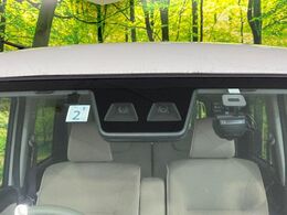 【スマートアシスト】走行中に前方の車両等を認識し、衝突しそうな時は警報とブレーキで衝突回避と被害軽減をアシスト。より安全にドライブをお楽しみいただけます。