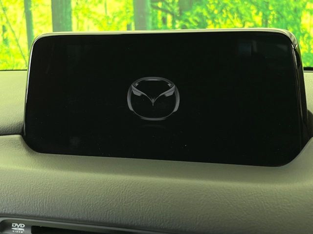 【マツダコネクトナビ】車内の雰囲気にマッチした一体型タイプのナビ。各種車輌設定やBluetooth再生等、様々な機能が楽しめます。直感的なダイヤル操作が可能で、使い勝手も良好です。