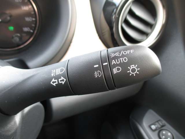 車外の明るさに応じでライトを点灯、消灯してくれるオートライト機能です☆お天気の良い昼間のトンネル走行などオートにしてると便利で安心です☆エンジン停止時にライトの消し忘れも無くなります☆