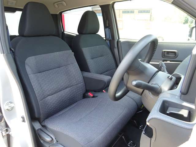 【運転席】最適なドライビングポジションで操作性を向上！長時間運転の疲れを軽減します。