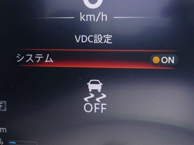 【横滑り防止】ハンドル操作や滑りやすい路面を走行中、横滑りを感知すると自動的に車両の進行を保つよう制御！