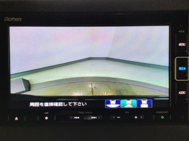 【バックカメラ】運転が苦手な方も車庫入れラクラクです！ギアをリバースに入れれば自動的に切り換わりますので、面倒な操作は不要です♪狭い駐車場もお車を傷つけず安心ですね！