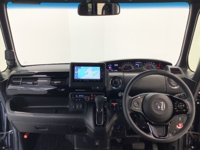 【前方視界】開放的な前方視界！運転がしやすく疲れにくいです♪窓が大きく、見通しがとっても良いおクルマですよ♪