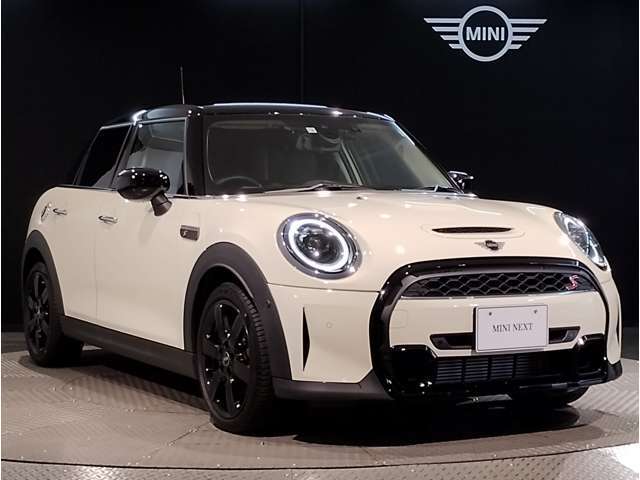 MINIのフロントグリルのデザインはイギリスで生まれた当初から、シルバーのサイドバーが折り重なった伝統的なデザインで御座います。その伝統はBMWのお車になってからでも少しずつ形を変えて守られております