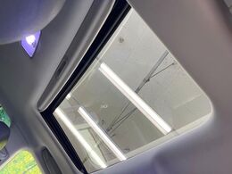 【サンルーフ】開放感たっぷりの希少装備、サンルーフが装着されています！車内に明かりを取り入れたり景色を楽しむ以外にも、車内の空気も簡単に換気できて快適です！