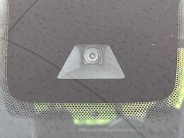【三菱e-Assist】走行中に前方の車両等を認識し、衝突しそうな時は警報とブレーキで衝突回避と被害軽減をアシスト。より安全にドライブをお楽しみいただけます。