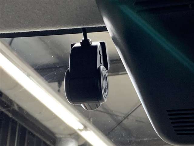万が一のトラブルのときにも役に立つドライブレコーダーを装備しています。
