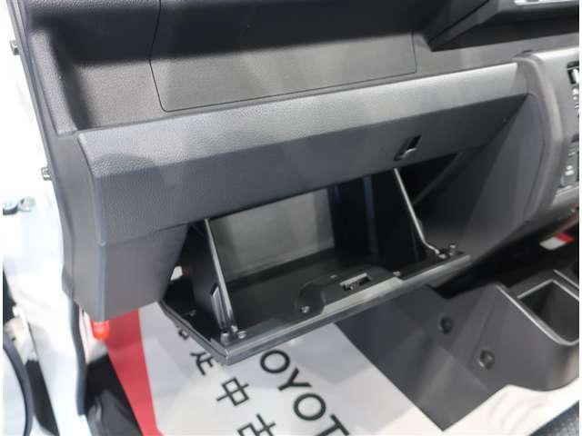 助手席近くに収納スペースもあります。