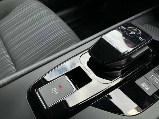 e-POWERならではのサイズの大きい電子制御シフトレバーです！フローティングコンソールはちょうどよい高さでひじ掛けにもなります！電動パーキングなので軽い力で必要なブレーキ力が得られます！