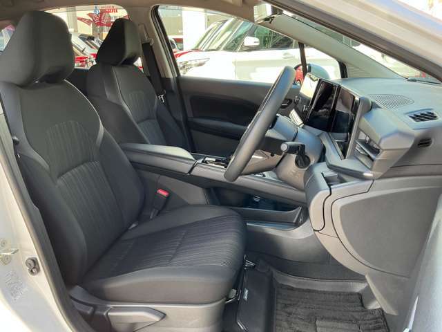 ゆとりの室内空間とくつろぎ感のあるシートはすわり心地も良いです！フローティングコンソールはシフトレバーの下にもHDMIで接続した機器などを邪魔にならずに設置することが可能です。