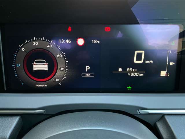 上質な美しさと機能性を両立する統合型インターフェースディスプレイです。カラーディスプレイで、運転支援表示や燃費履歴など、かなり見やすくなっていますよ！