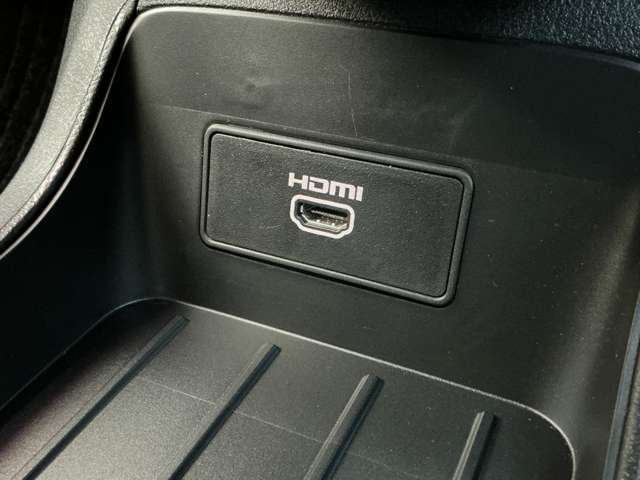 このノートには光学ドライブが付いていませんが、HDMIケーブルでスマホを繋いでいただくとミラーリングが可能です！動画などを大画面でお楽しみいただけますね！！