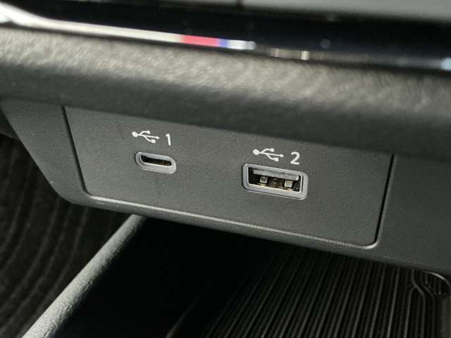 USB端子がタイプAとタイプCの二種類付いています！機器の充電だけではなく、ナビに接続することも可能なので、ポータブルオーディオなどを充電しつつ音楽を楽しんでいただくことも可能です。