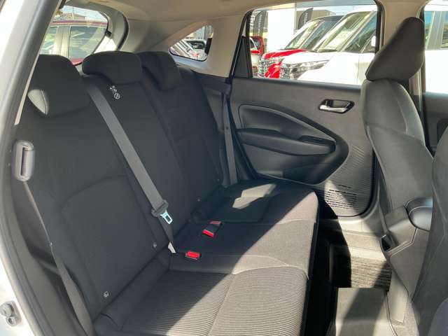 e-POWERは優れた燃費性能をもちながら後席やラゲッジスペースが広いです！ゆとりあるニールームと圧迫感のない後席ヘッドクリアランスで、大人もゆったりと座っていただけますよ。