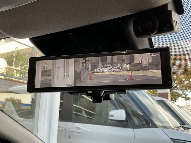 クリアな後方視界を実現。インテリジェントルームミラーです。乗員、ヘッドレスト、積載物などでさえぎられがちなルームミラーの後方視界をクリアに保ちます。夜間や悪天候でもクリアな後方視界を確認できます！！