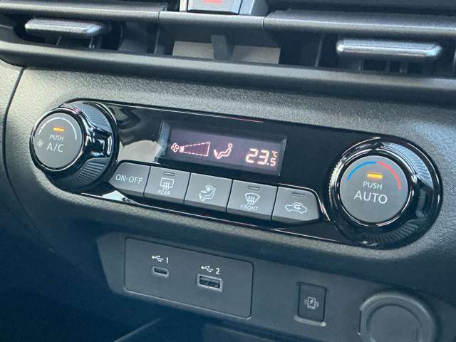 高級感のある内装のイメージを決定付けるオートエアコンです。自動で設定した温度に調整してくれるので、とても楽で便利ですね。その下にはUSBタイプAとUSBタイプC端子が付いて充電・ナビとの接続が可能です