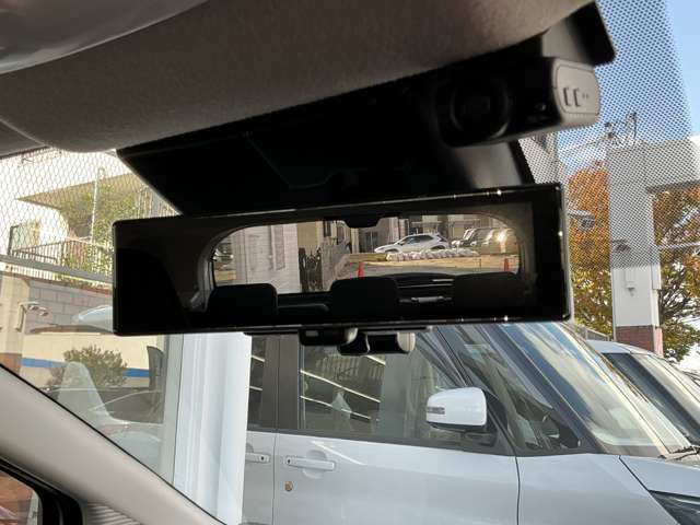 クリアな後方視界を実現。インテリジェントルームミラーです。乗員、ヘッドレスト、積載物などでさえぎられがちなルームミラーの後方視界をクリアに保ちます。夜間や悪天候でもクリアな後方視界を確認できます！！