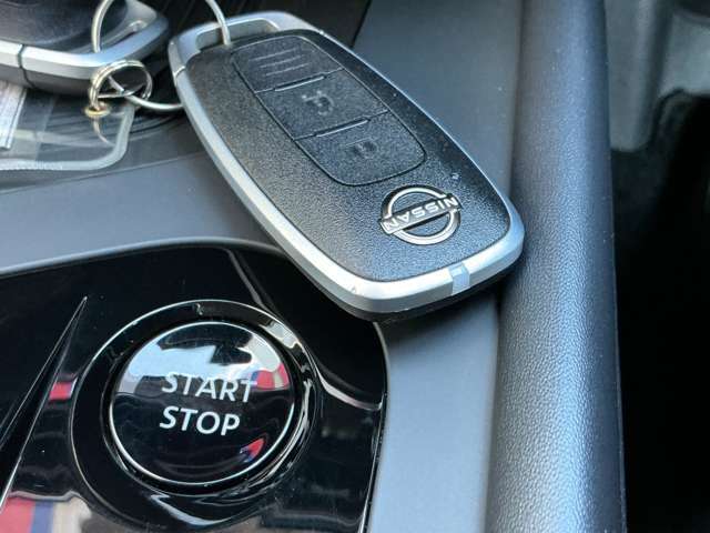 ポケットに入れているだけで、ドアロックの開閉や、エンジンの始動がボタンひとつで出来るインテリジェントキーが付いています！お買い物などで、両手がふさがっているときにとても便利ですね！