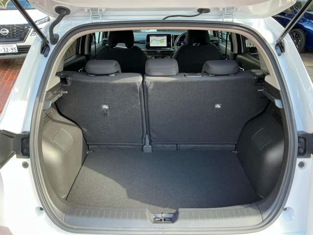 コンパクトカーでありながら積み込みやすいラゲッジルームは、5人乗ってもスーツケースやベビーカーを乗せられる広さを確保！小型化した駆動用バッテリー搭載のe-POWERならではの魅力ですね！