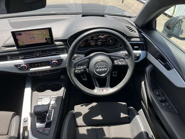 インテリアはブラックを基調とした内装になっております。飽きの来ないドイツ車らしい内装です。