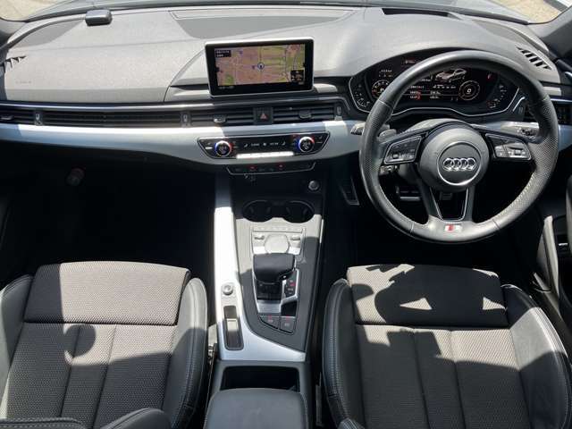 インテリアはブラックを基調とした内装になっております。飽きの来ないドイツ車らしい内装です。