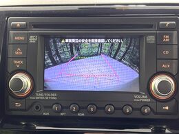 【バックカメラ】駐車時に後方がリアルタイム映像で確認できます。大型商業施設や立体駐車場での駐車時や、夜間のバック時に大活躍！運転スキルに関わらず、今や必須となった装備のひとつです！