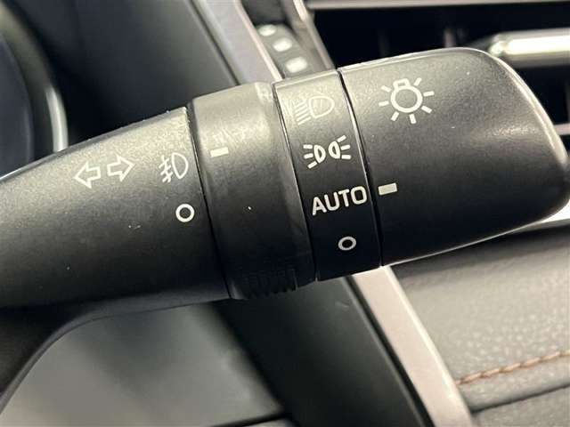 AUTOの位置にセットしておくと、暗くなったら自動でライトの点灯をサポートしてくれます！高速道路でのトンネル通過時など便利です！