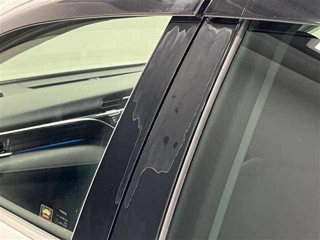 左ドアのフレームモールディングの見栄えが悪いので、納車前の点検時に交換対応させていただきます。