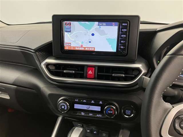 【オートエアコン】「AUTO」スイッチで車内の温度を一定に保ってくれるオートエアコン。快適装備の代名詞。もちろんマニュアル操作も可能ですよ。