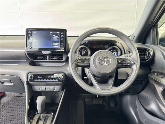 シンプルな運転席周りです。インパネ周りの各操作スイッチ類も使いやすいよう配置されています！