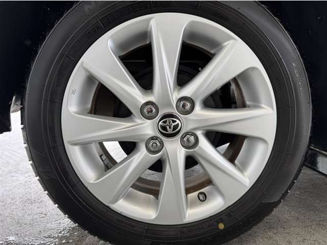 アルミホイール付き！「純正」なので車のデザインともマッチしています。お洒落は足元から。。。といいますから♪